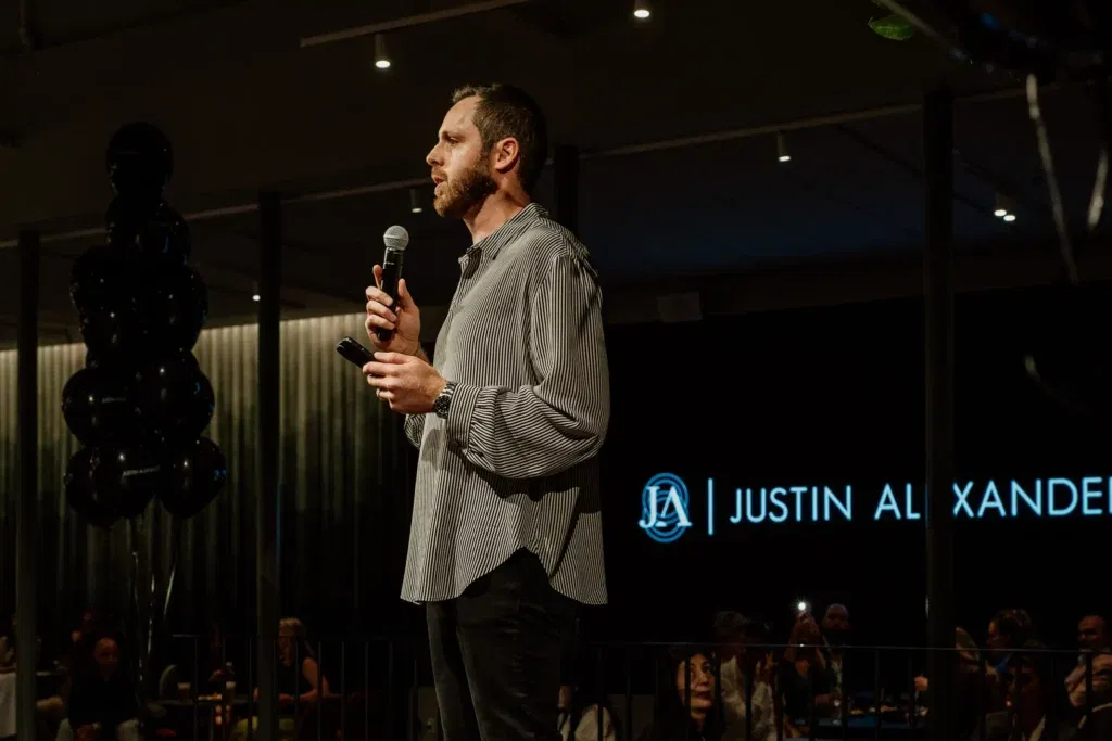 Foto van Justin Warshaw, CEO und Creative Director von Justin Alexander