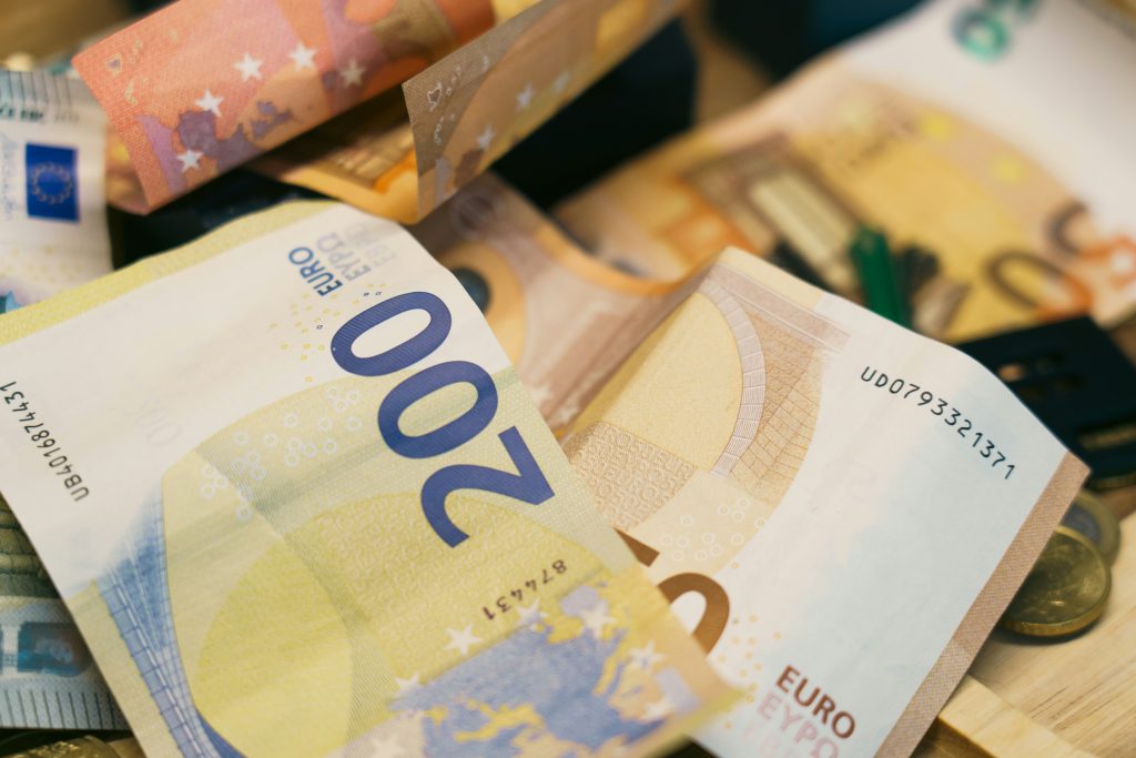 Gestapelte Euro-Banknoten, vorn ein 200-Euro-Schein.