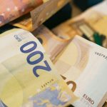 Gestapelte Euro-Banknoten, vorn ein 200-Euro-Schein.