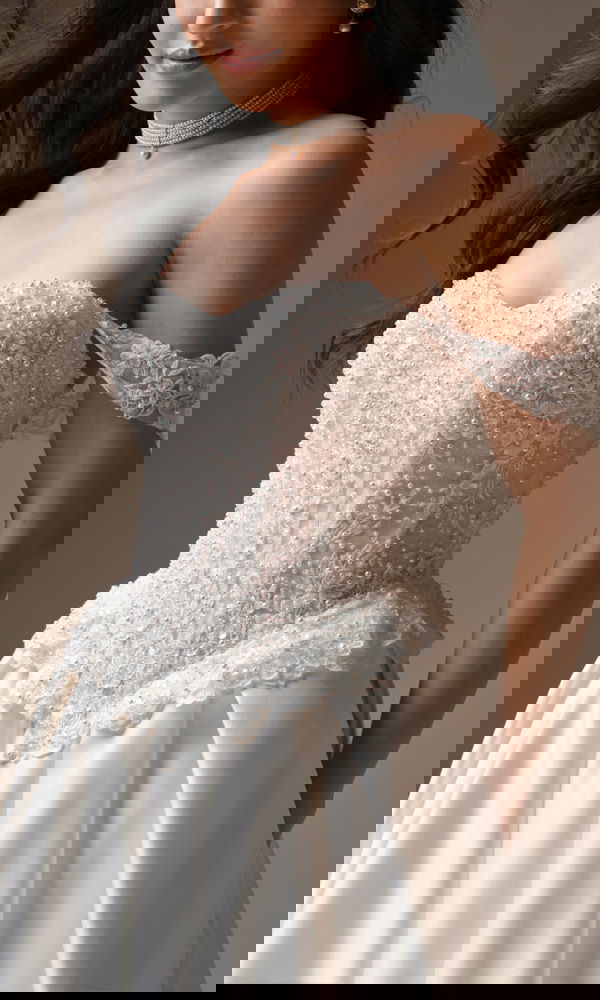 Koninklijke baljurk met rijk versierd corsetlijfje, volledig bezet met parels en kristallen voor een luxueuze uitstraling.