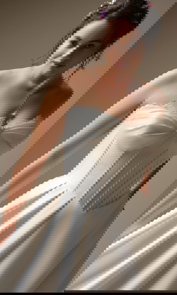 Strapless baljurk met gestructureerd corsetlijfje en subtiele kanten rand langs het decolleté.