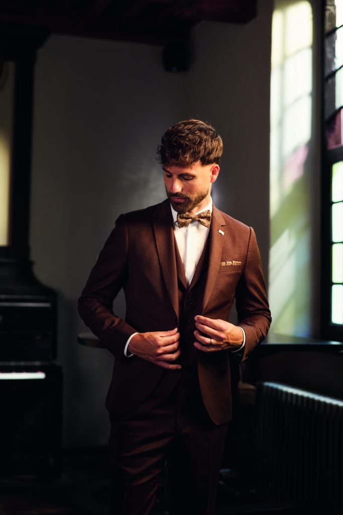 De bruidegom komt elegant voor de dag in dit driedelige kostuum van IMMEDIATE.